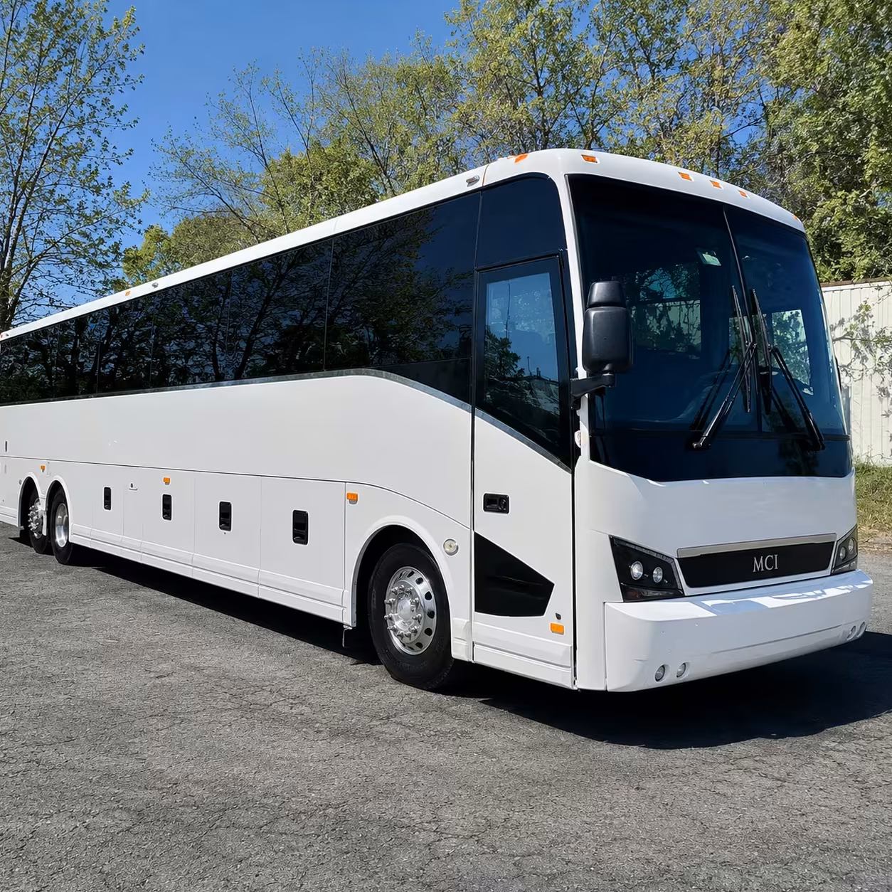 hollywood employee shuttle buses for daily commutes